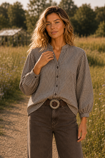 Blusa vichy café y taupe de mujer en vista tres cuartos