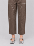 Pantalón Stud Panel café de mujer, detalle de paneles delanteros con tachas metálicas