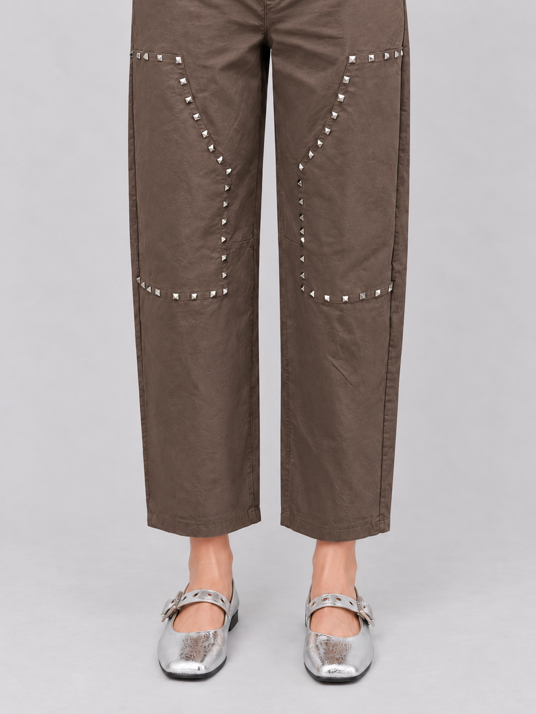 Pantalón Stud Panel café de mujer, detalle de paneles delanteros con tachas metálicas