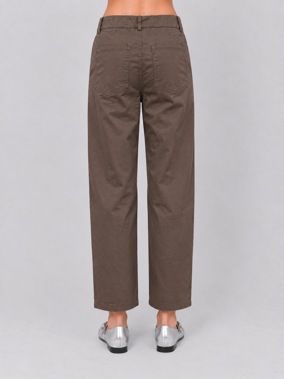 Pantalón Stud Panel café de mujer, vista trasera con bolsillos y pierna recta