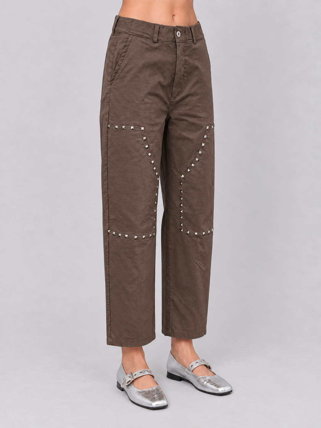 Pantalón Stud Panel café de mujer en vista tres cuartos con paneles y tachas metálicas