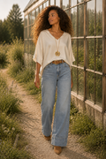 Look de mujer con Polera Cubic V Satin marfil y Jeans Wide Leg Cuff Suede Belt
