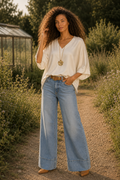 Polera satinada marfil de mujer con seda y escote V, combinada con Jeans Wide Leg Cuff Suede Belt