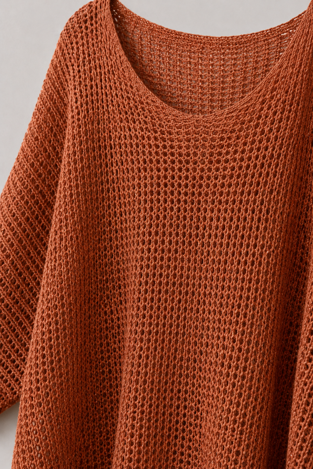 Detalle de tejido calado y lurex plateado del Sweater Lurex Batwing terracota