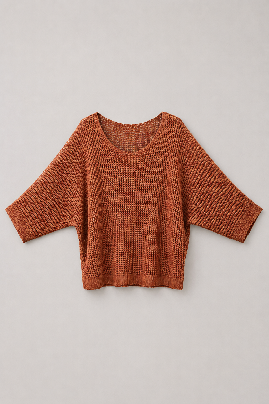 Sweater terracota de mujer con tejido calado, lurex plateado y manga semi murciélago